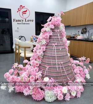 Bánh sinh nhật bằng tiền 220 triệu
