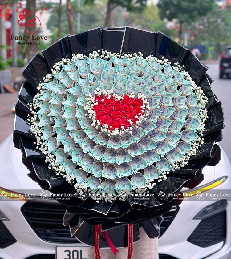 Bó hoa tiền 50 triệu hình trái tim