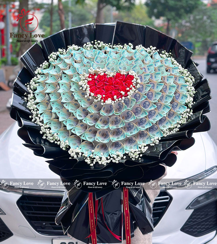 Bó hoa tiền 50 triệu hình trái tim