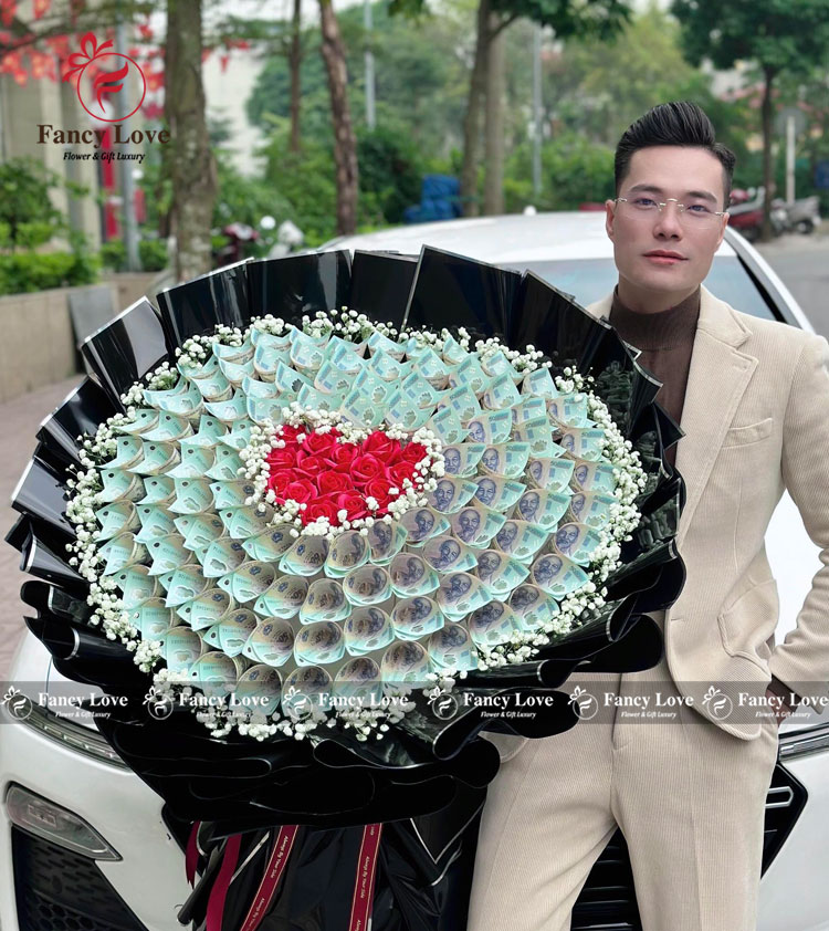 Bó hoa tiền 50 triệu hình trái tim