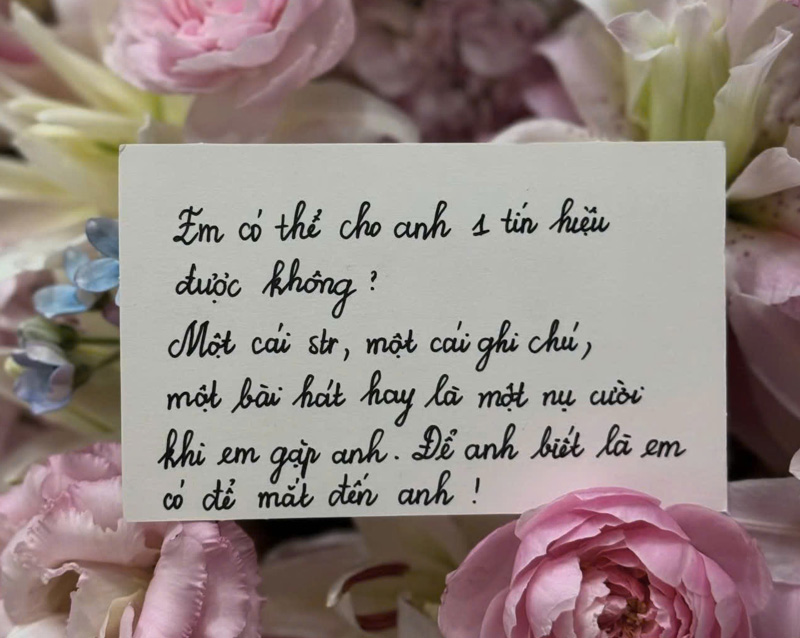 Em có thể cho anh một tín hiệu được không? Một cái story, một bài hát hay là một nụ cười khi gặp anh… để anh biết là em có để mắt đến anh.